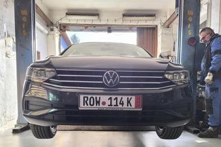 Dobrý kauf, nebo past na hejla? Passat z německého autobazaru jde v Česku na STK